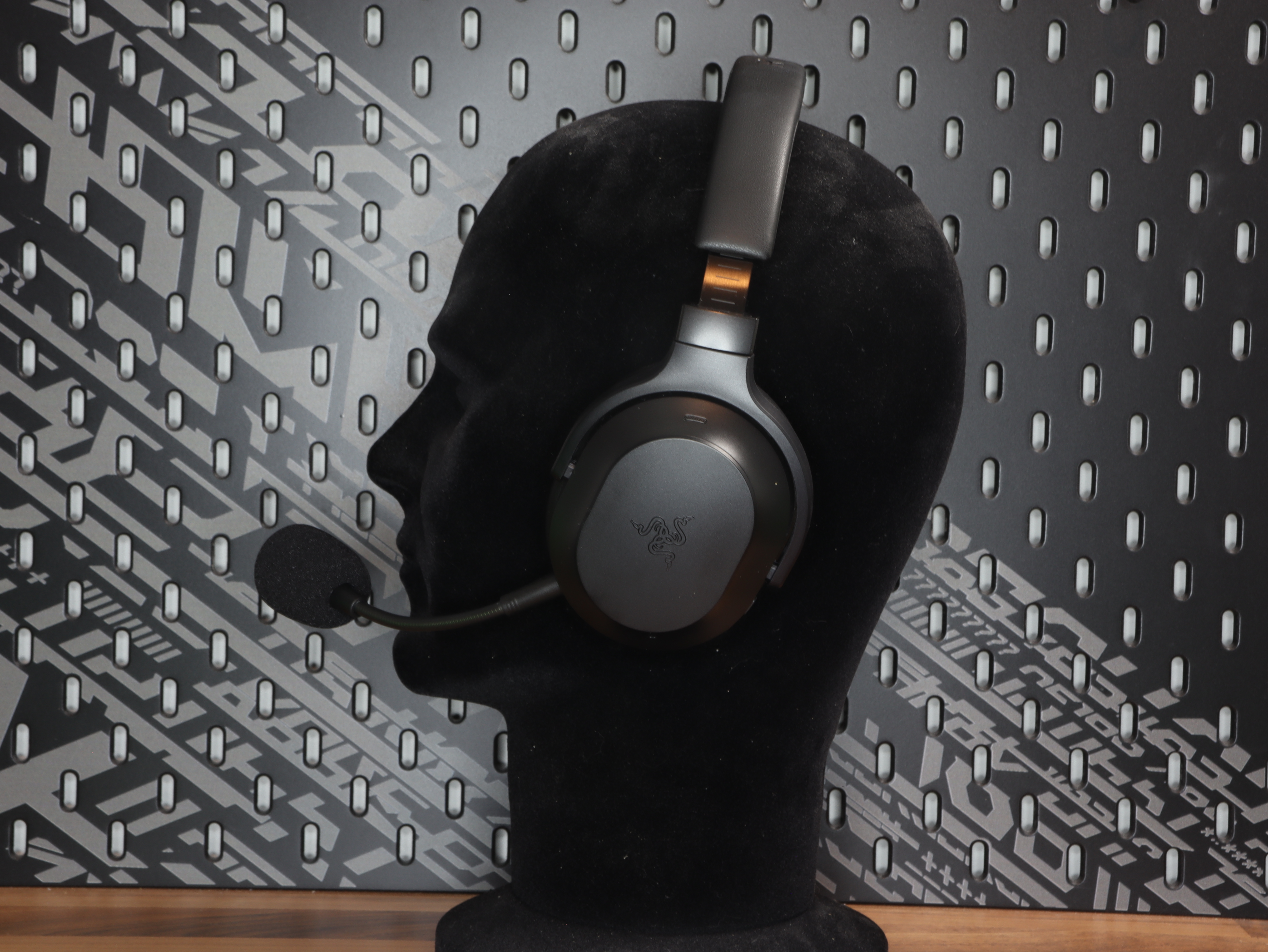 razer-barracuda-v2-pro-fra-siden.JPG